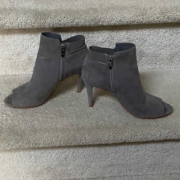 MARC FISHER SHOES/MARC FISHER ANKLE HEEL BOOTS/ SERINITY/GRAY/SIZE 7.5 M/EUC - Picture 2 of 6